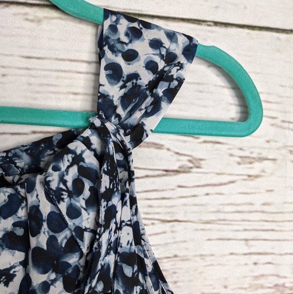 Spense Sz L Abstract Floral Print Ruffle Front Sleeveless Top EUC Blue White - Picture 5 of 6